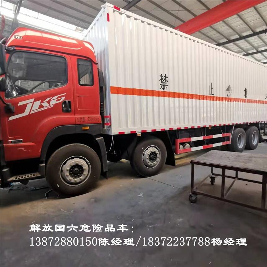 滁州东风天锦高顶双卧国六8类腐蚀品类运输车 
